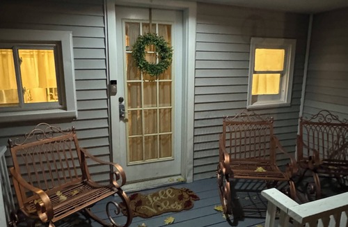 Highland Park Cottage | Entire home, close to Ravinia Festival, Lake, Town, and Train to the city.