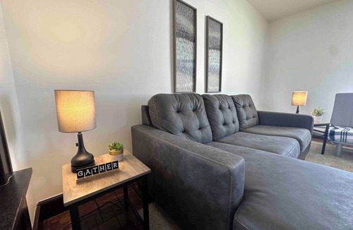 Ottawa House | Entire Home: Walk to Downtown Ottawa 4BD 2 BA: Close to Starvedrock