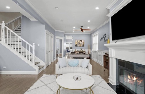 Lakeview House | Entire house w/free parking, close to Wrigley!