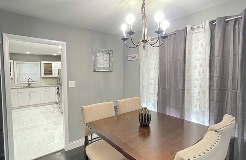Chicago Heights House | Entire Luxurious Home. Free parking+Fast Wi-Fi Central Location. Private Getaway