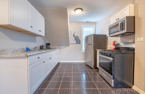 Canaryville Apartment | Entire Private Apartment, Near Downtown - Free Parking