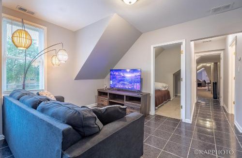 Canaryville Apartment | Entire Private Apartment, Near Downtown - Free Parking
