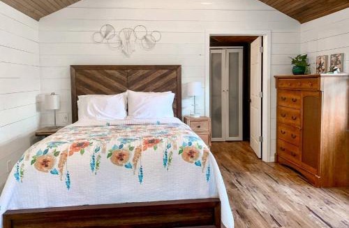 Marion House | Entire Three Cabins Property Perfect for Big Groups in Marion, Illinois