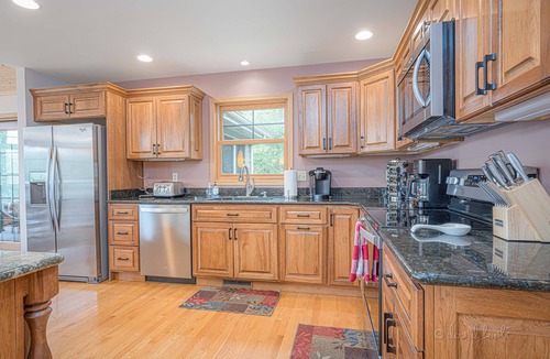 The Galena Territory House | Escape! Hot Tub, Fire Pit, 3 Decks, WiFi, Pool Table