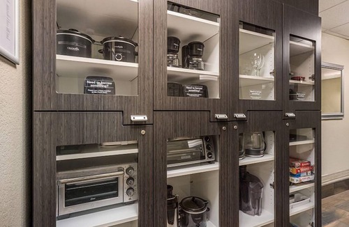 Warrenville Resort | Escape The Hustle and Bustle! Near Cantigny Park and Cosley Zoo with Kitchen!