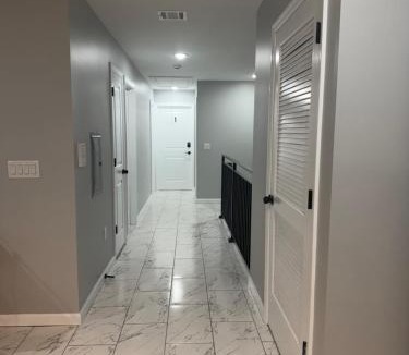 Newark House | Evergreen Modern Room,Stylish and Comfortable