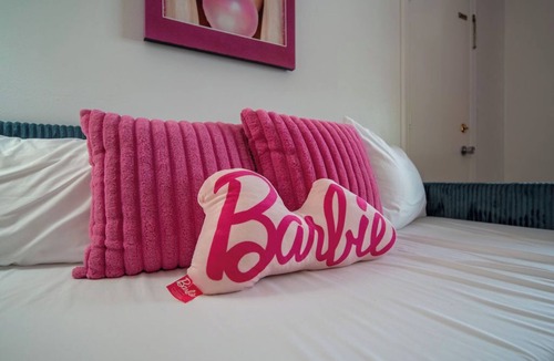 Eureka Springs Historic District Resort | Everything is better in PINK!