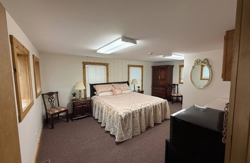 Janesville Cabin | Exclusive 10,000sqft Lodge On Private Resort