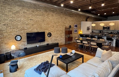 West Loop Apartment | Exclusive Fulton Market Retreat: 3BR Loft + Private Rooftop Lounge