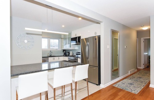 Ottawa Division Apartment | Executive | 3 Beds, 1 Bath | Modern | Sleeps 6