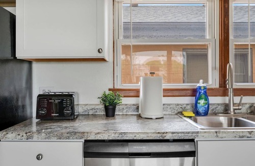Westmont Apartment | Executive Retreat - 2 Parking Spaces, Sleeps 4!