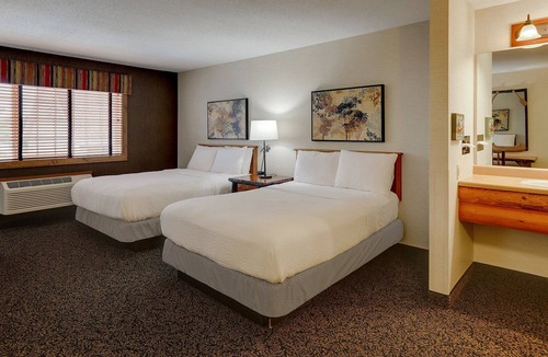 Quincy Hotel | Expanded Double in Stoney Creek Quincy! 2 Double Beds, Club Chair