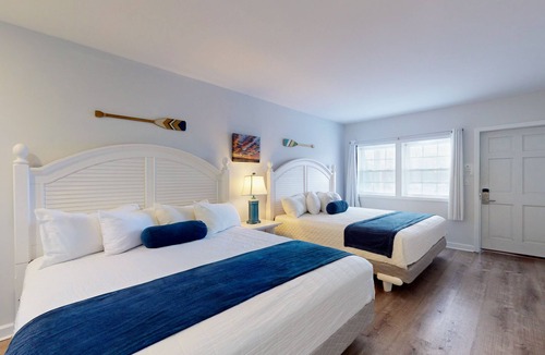 Lower Township Hotel | Expansive Double King Room for a Luxurious Group Stay