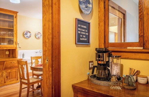 Rock Island Apartment | Experience a 3 bedroom historic apartment Rock Island, IL