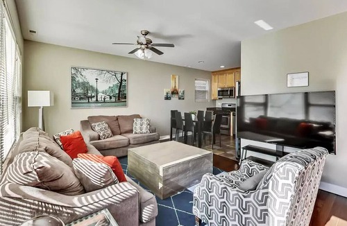 Wicker Park Apartment | Experience Chicago in one of it's hottest neighborhoods!