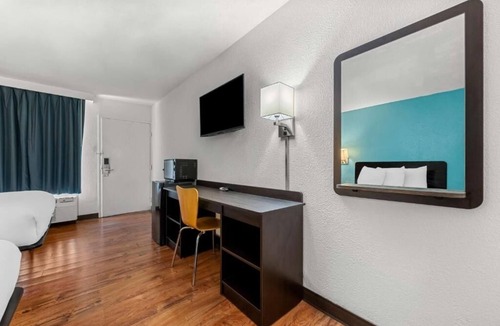 Hamilton Hotel | Experience Relaxation with Pool and Free On-Site Parking | 4 Affordable Rooms