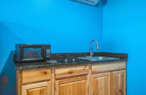 Flour Bluff Hotel | Experience Unit Pet Friendly Access To Padre Island Beach And State Park Nearby