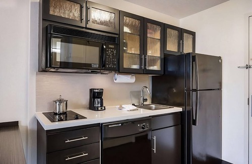 Burlington Hotel | Explore North Shore from Boston! Kitchen, Pets Allowed, Near Burlington Mall!