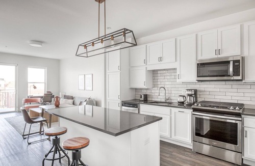 Elmhurst Apartment | Exquisite Elmhurst 1BR w/Lounge, Pool & Gym nr Metra, by Blueground