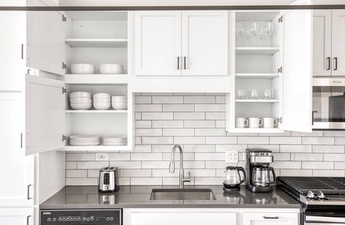 Elmhurst Apartment | Exquisite Elmhurst 1BR w/Lounge, Pool & Gym nr Metra, by Blueground