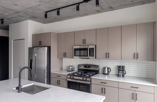 Killgubbin Apartment | Exquisite River North 1BR w/Terrace, Fire Pits & Grills, by Blueground