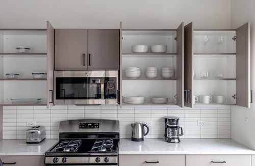 Killgubbin Apartment | Exquisite River North 1BR w/Terrace, Fire Pits & Grills, by Blueground
