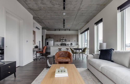 Killgubbin Apartment | Exquisite River North 1BR w/Terrace, Fire Pits & Grills, by Blueground