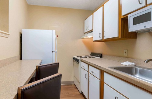 Highland Hills Hotel | Extended Stay America Suites Chicago Lombard Yorktown Center