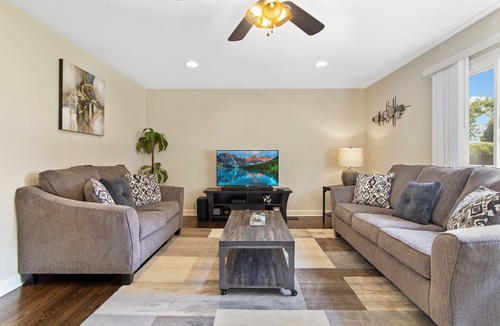 Des Plaines House | Extended Stay Des Plaines FHS Rental