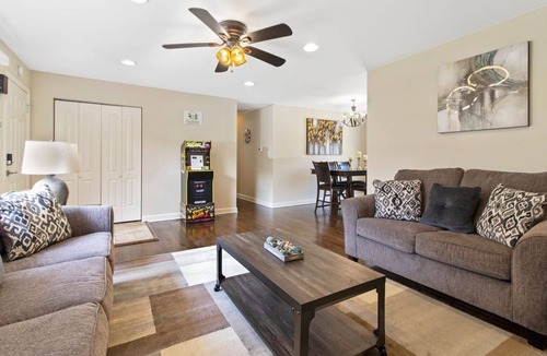 Des Plaines House | Extended Stay Des Plaines FHS Rental