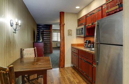 Peoria Hotel | Extended Stay Queen Suite Cottage! Kitchenette, Balcony or Patio