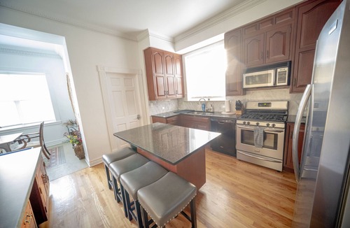 Lake View East Apartment | Extra Large Authentic Chicago Graystone walk to Wrigley, Lakefront & Restaurants