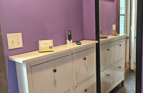 Barrington Apartment | F.R.I.E.N.D.S inspired studio in beautiful Barrington with WiFi, AC
