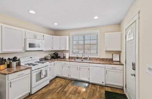 Libertyville House | Families Come Stay DT Libertyville near Naval Base