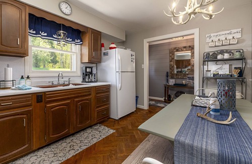 Goreville House | Family Friendly- 3 Kayaks + Canoe + 2 Kitchens