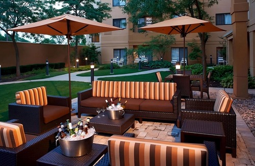 West Dundee House | Family-Friendly Accommodation! Free Parking, Indoor Pool, Pets Allowed!