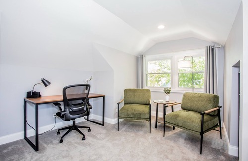 Jefferson Park House | Family Friendly, Lovely 6 Bd Retreat w/Game Room, Back Deck & Bar
