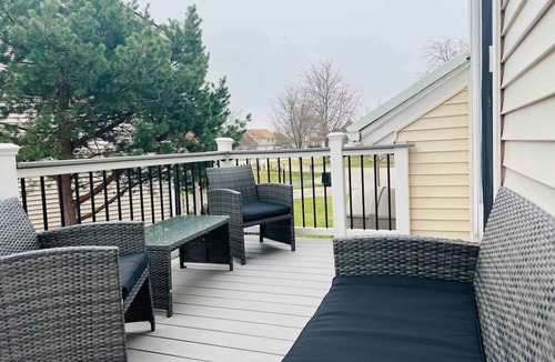 Streamwood House | Family Haven-Prime location ideal for long stays