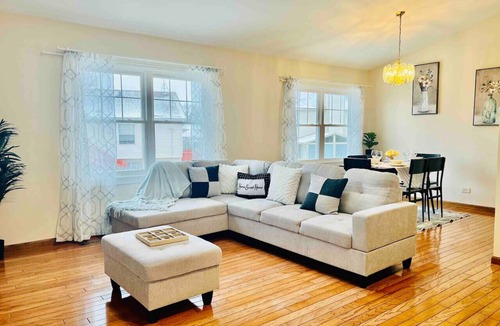 Streamwood House | Family Haven-Prime location ideal for long stays