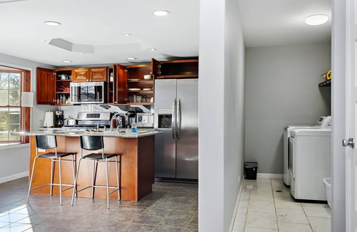Joliet House | Family reunion? Huge House w/6 Bedrooms 3 full baths Washer&Dyer Big Yard WiFi