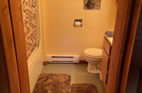 Annapolis House | Family sized bunkhouse/hunting cabin 5 minutes from town!