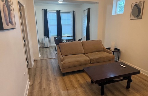 North Lawndale Apartment | Fantastic 3-bedroom apartment with AC in vibrant Chicago