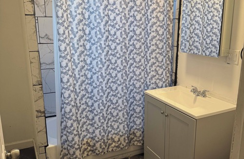 North Lawndale Apartment | Fantastic 3-bedroom apartment with AC in vibrant Chicago