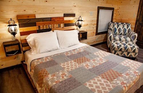 Equality House | Fantastic Treehouse with Fire Pit and Hot-tub in Herod, Illinois