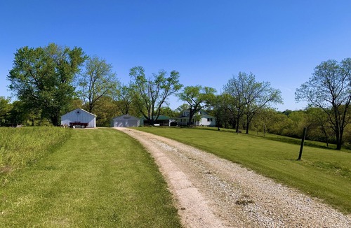Grafton House | Farmhouse 80 Acres Rec Room Peddle Boat Lake Fishing Nature Trl 2 ml to Grafton