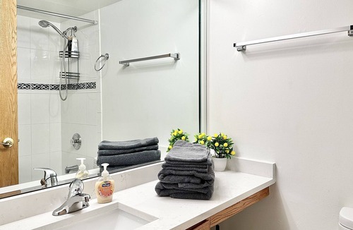 Hickory Hills Apartment | Fast Wi-Fi/4KTV/Free parking/Comfy beds/Getaway