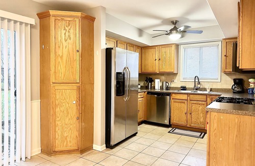 Fox Valley House | Fast Wi-Fi/Comfy beds/Free parking/3bdr house/4TVsn