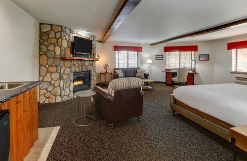 Peoria Hotel | Feel at Home: Extended Cottages & Complimentary Breakfast | 3 Units