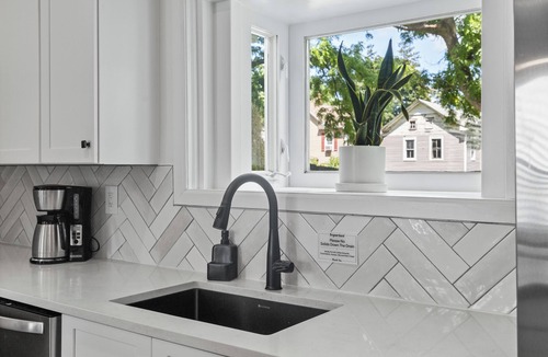 Catskill House | Fire Pit, Hot Tub, Sonos, & Spacious! Walk to Main Street, restaurants & brewery