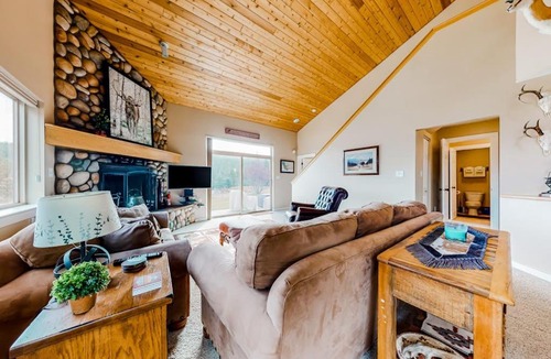 Big Sky Apartment | Firelight Chalet 94